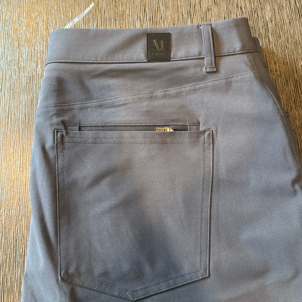 Vuori meta pant charcoal color